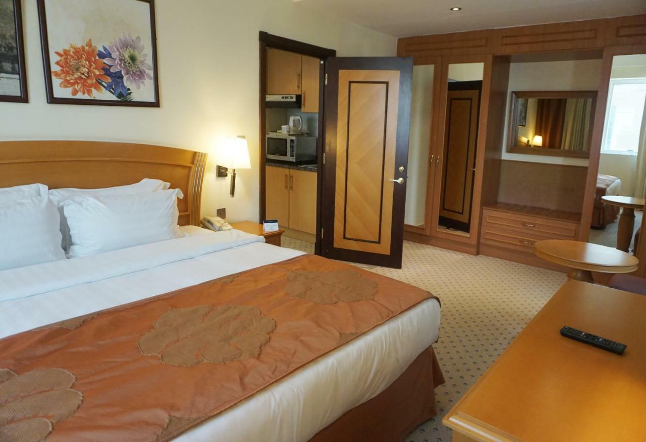 Golden Tulip Sharjah 아파트 호텔 외부 사진