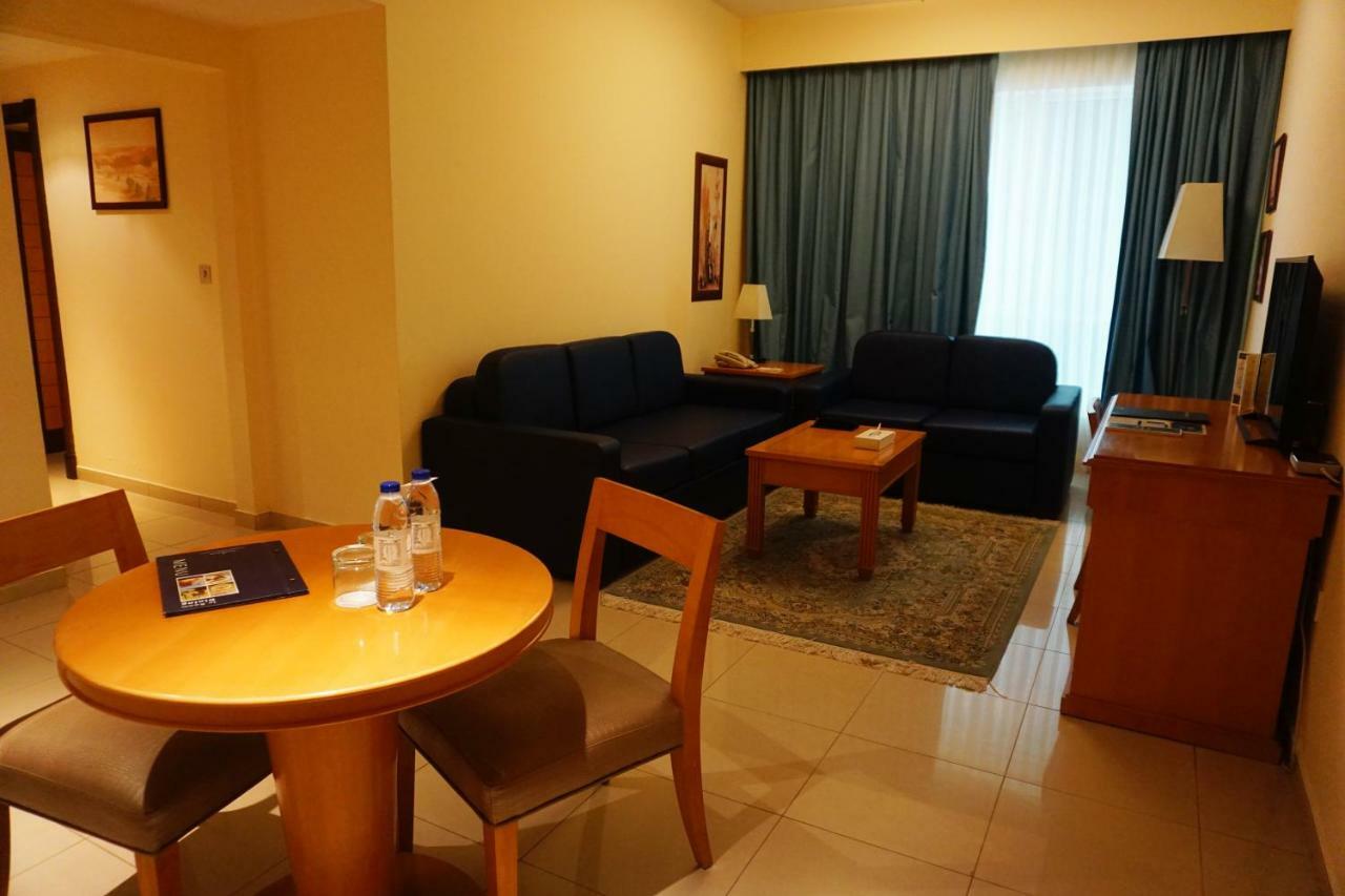 Golden Tulip Sharjah 아파트 호텔 외부 사진